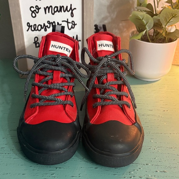 Hunter Red and Black Sneakers Athletic Design SZ 1 kids Box 133 - Picture 1 of 6